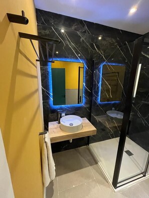 Een douche, een haardroger, handdoeken
