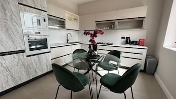 Refrigerador, horno, parrilla de estufa y cafetera y tetera