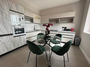 Réfrigérateur, four, plaque de cuisson, cafetière/bouilloire