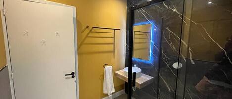 Een douche, een haardroger, handdoeken