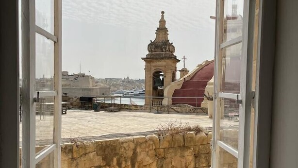 An open window with a view of a historic building and a stone wall. - Valletta heart, 3-room superior apartment (Valletta)
