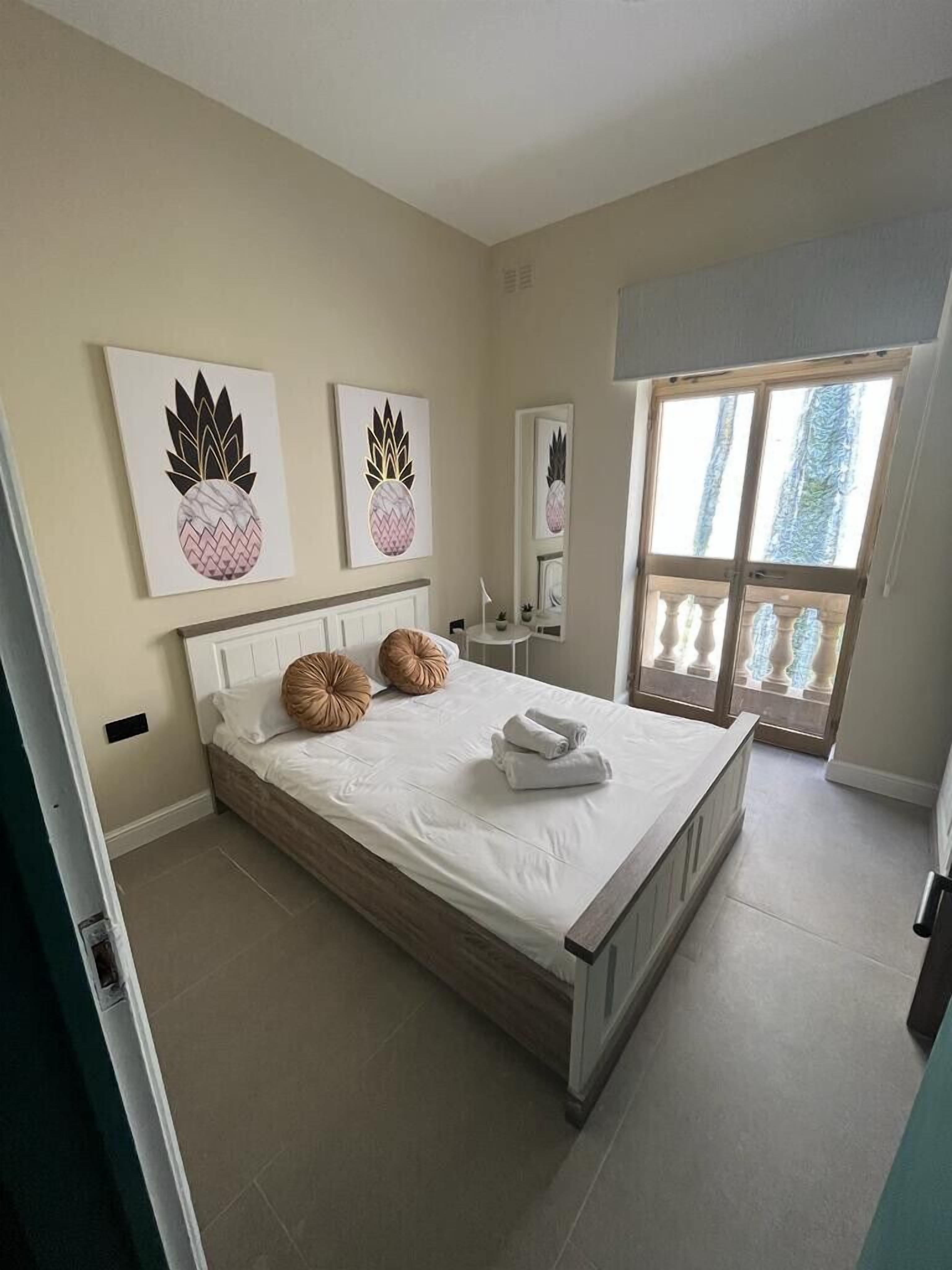 3 habitaciones, tabla de planchar con plancha, wifi y ropa de cama 