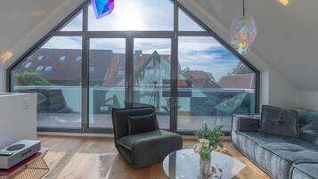 Fernseher, Bücher, Musikbibliothek, Stereoanlage