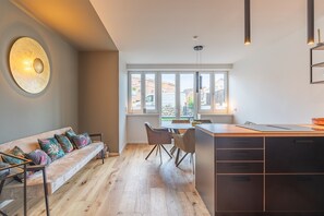 Televisión, libros, biblioteca musical y estéreo 