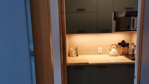 Macchina per tè/caffè, frigorifero, microonde, piano cottura