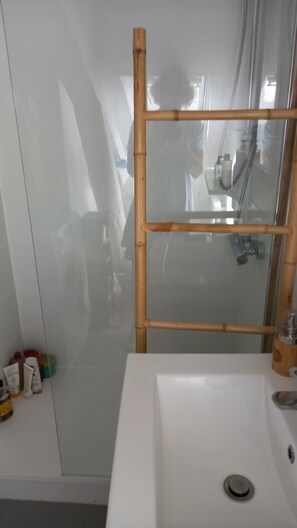 Shower, towels, toilet paper - Appartement Lumineux à Proximité du Centre (Maisons-Laffitte)