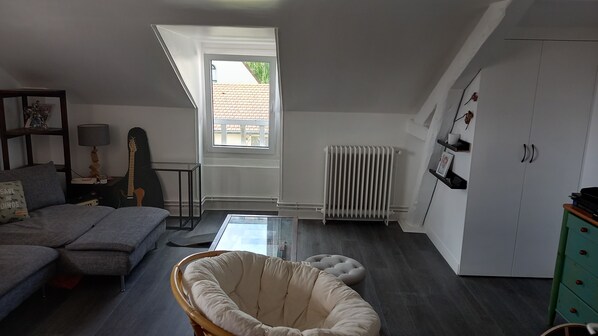 TV - Appartement Lumineux à Proximité du Centre (Maisons-Laffitte)