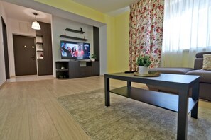 Departamento, 1 habitación, vista al jardín | Área de sala de estar | Libros 