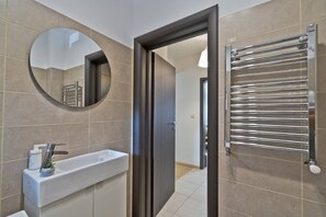 Apartment, 1 Bedroom, Garden View | Bathroom