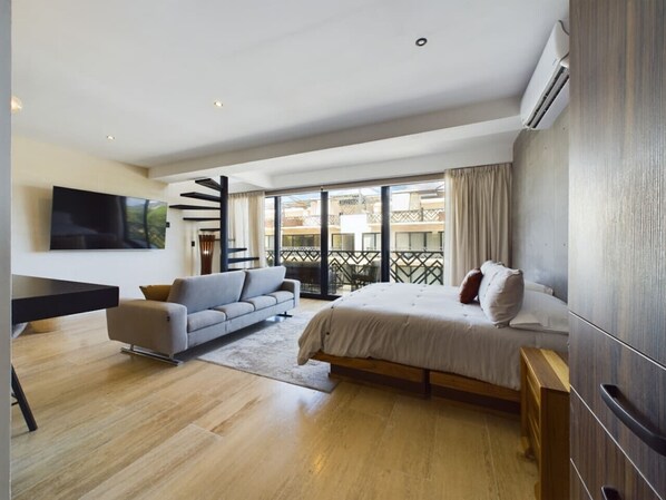 3 bedrooms, desk, iron/ironing board, travel cot