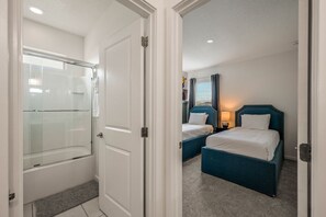 6 bedrooms, desk, iron/ironing board, travel crib