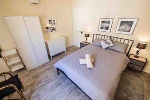1 bedroom, iron/ironing board, WiFi, bed sheets - Cottonera Cara Guesthouse room name Kalkara 4 (Bormla)
