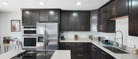 Four Ă micro-ondes, un four, surface de cuisson, lave-vaisselle