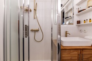 Shower, hair dryer, towels
