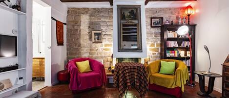 TV, fireplace