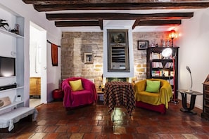 TV, fireplace - Rustic Allure, by Veeve (Paris)