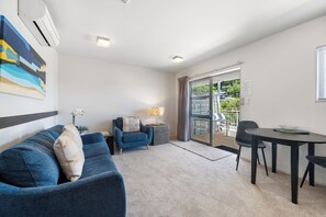 Comfort Apartment | Living area - Paihia Beach Apartment (Paihia)