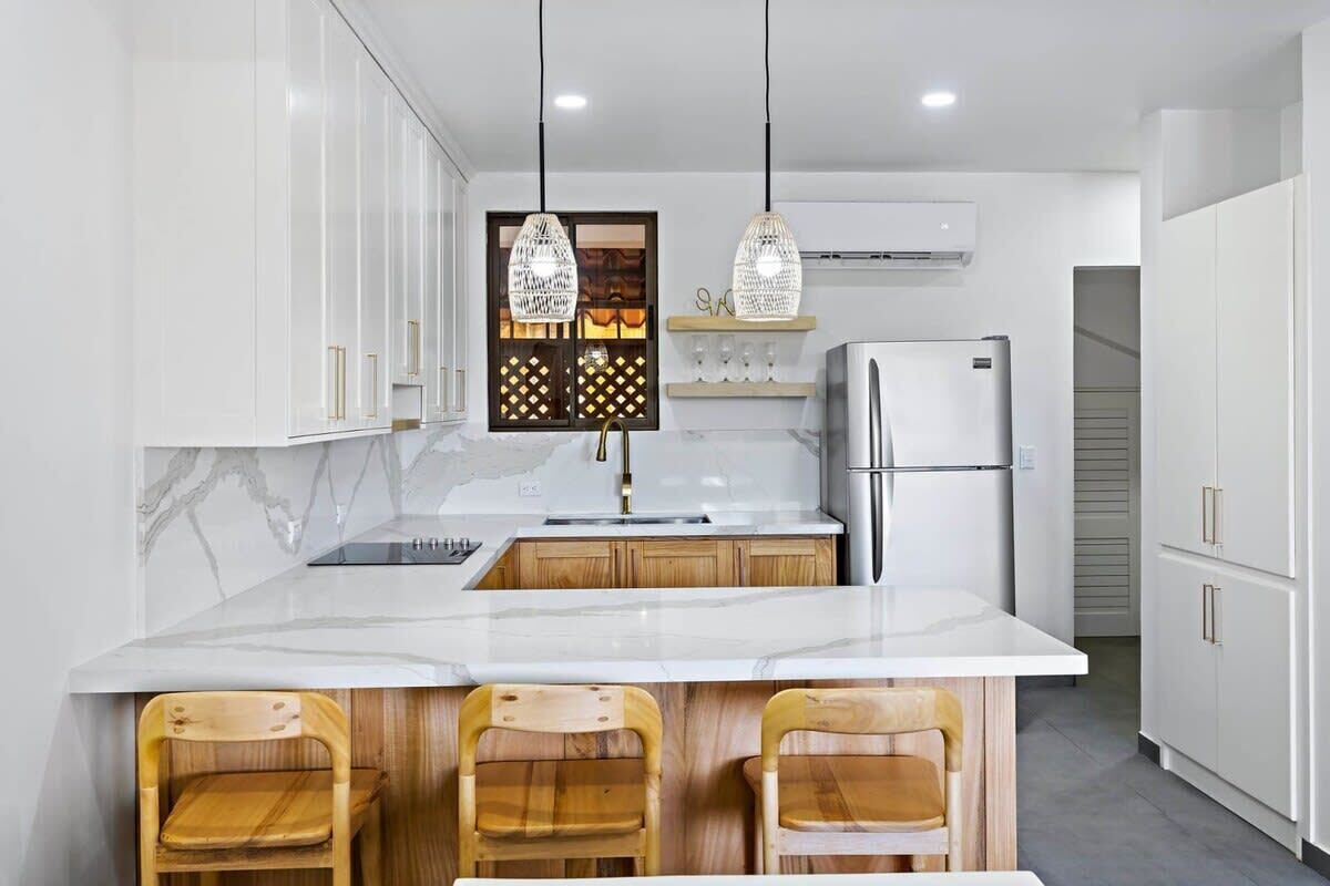 Coffee/tea maker, fridge, microwave, oven