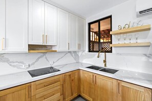 Fridge, microwave, oven, stovetop