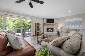 Televisión, chimenea, futbolito y libros 