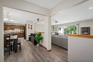 Televisión, chimenea, futbolito y libros 