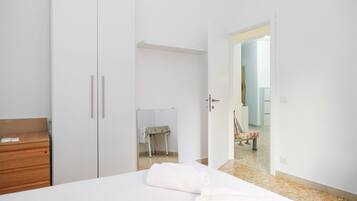 2 bedrooms, desk, free WiFi, bed sheets