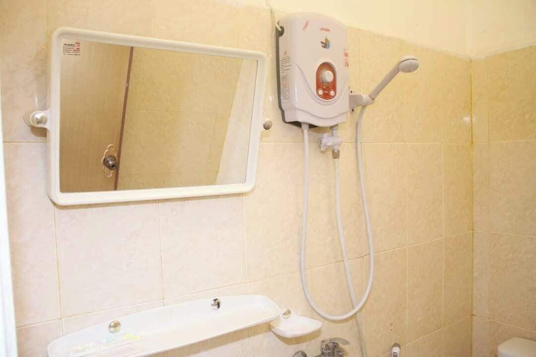 Superior Single Room | Bathroom | Shower, rainfall showerhead, slippers, towels