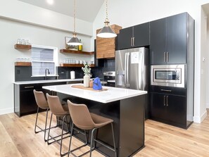 Fridge, microwave, oven, stovetop - Heated Private Pool, Lake view, No steps | Mini Claymore (Hollister)