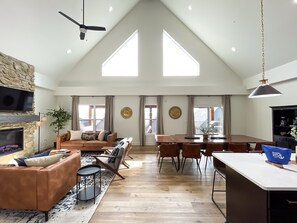 Smart TV, fireplace, table football - Heated Private Pool, Lake view, No steps | Mini Claymore (Hollister)