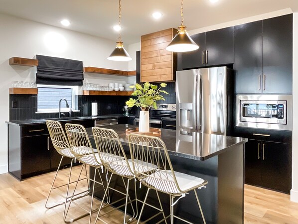 Réfrigérateur, micro-ondes, four, plaque de cuisson