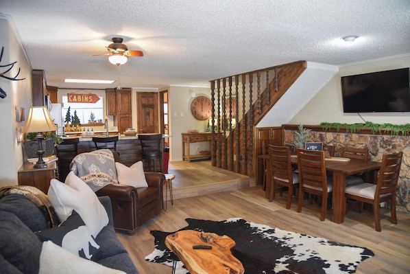 Fireplace, DVD player - GoldiLocks Treasured Hideaway (Red River)