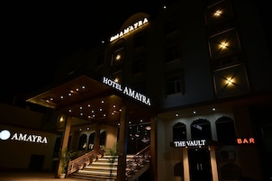 Entrada de hotel com uma placa indicando 