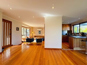 TV, offices - Mountains and Treetops Retreat - Nature Getaway (West Moonah)