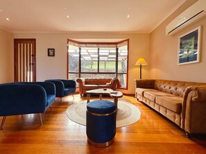 TV, offices - Mountains and Treetops Retreat - Nature Getaway (West Moonah)