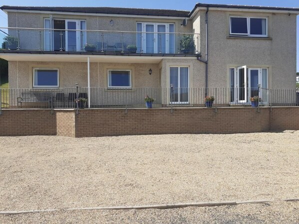 Property entrance - Elmbank House Apartment With Island Views (Berwick-upon-Tweed)