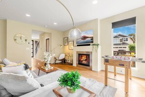 TV, table football, offices - Auburn Designer’s 3B 2.5B Luxe Home |Covered Patio (Auburn)