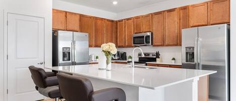 Geladeira, micro-ondas, fogão, cooktop