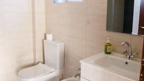 Classic Room | Bathroom