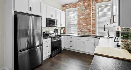 Unwind in Style: Spacious 7BR near Downtown & Forest Park