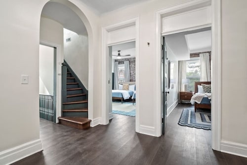 Unwind in Style: Spacious 7BR near Downtown & Forest Park