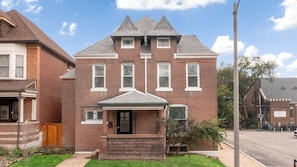 Exterior - Unwind in Style: Spacious 7BR near Downtown & Forest Park (St. Louis)