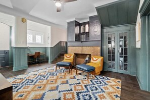 Unclassified image, 5 of 49, button - Unwind in Style: Spacious 7BR near Downtown & Forest Park (St. Louis)