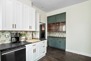 Fridge, microwave, oven, stovetop - Unwind in Style: Spacious 7BR near Downtown & Forest Park (St. Louis)