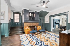 Unclassified image, 4 of 49, button - Unwind in Style: Spacious 7BR near Downtown & Forest Park (St. Louis)