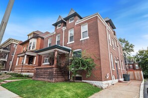 Exterior - Unwind in Style: Spacious 7BR near Downtown & Forest Park (St. Louis)