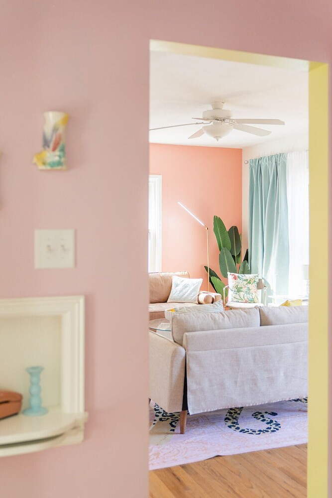 Disco Dreamhouse Fully Fenced Yard, Pet Friendly, 7 minutes from Downtown Des Moines Vrbo