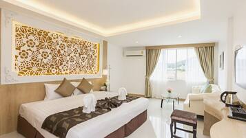 Caja de seguridad en la habitación, escritorio y cortinas blackout