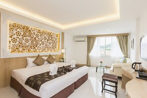 Caja de seguridad en la habitación, escritorio y cortinas blackout