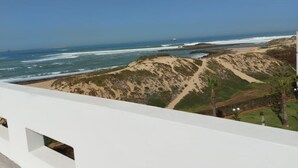 Un paisaje costero con playa, dunas y océano.
