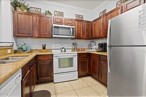 Fridge, microwave, oven, stovetop - 3 Bed-Near Disney-Tuscana Resort (Davenport)